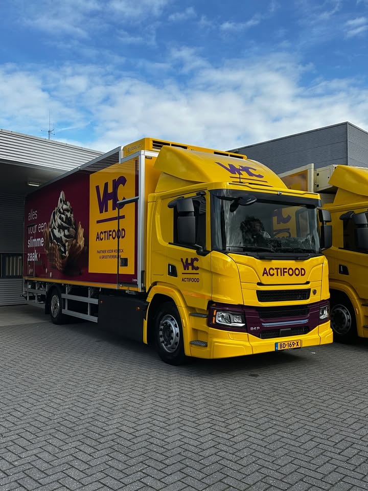 Drie elektrische Scania’s tegelijk afleveren, dat doen we ook niet elke week