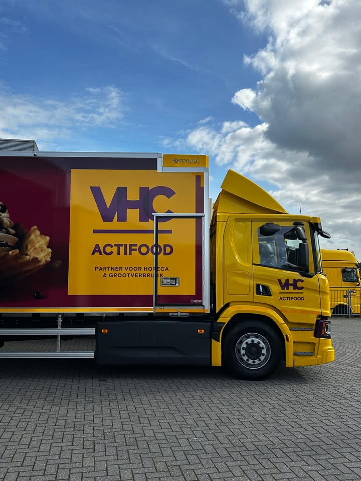 Drie elektrische Scania’s tegelijk afleveren, dat doen we ook niet elke week