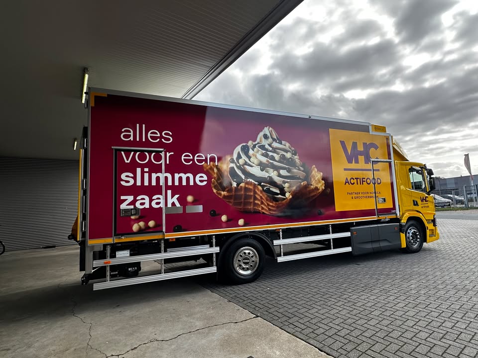 Drie elektrische Scania’s tegelijk afleveren, dat doen we ook niet elke week