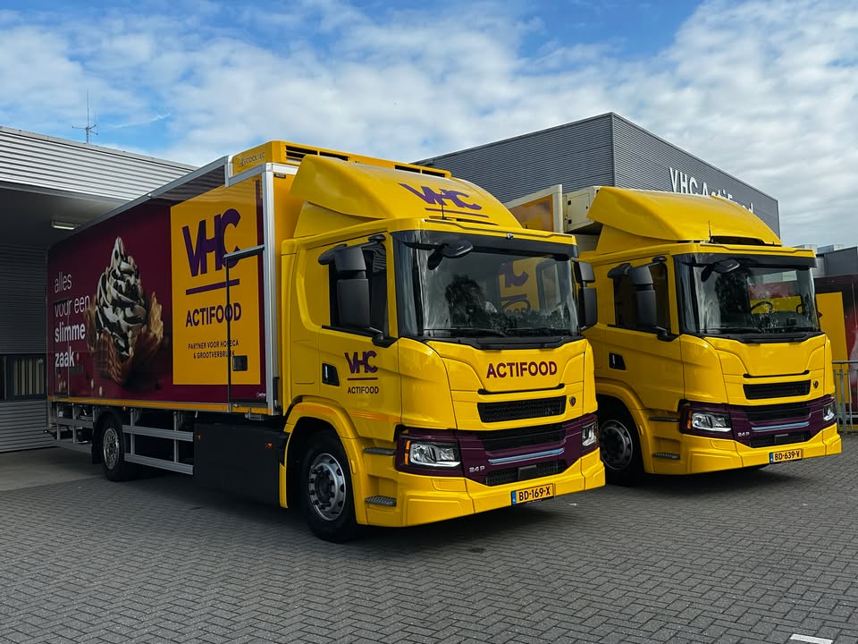 Drie elektrische Scania’s tegelijk afleveren, dat doen we ook niet elke week