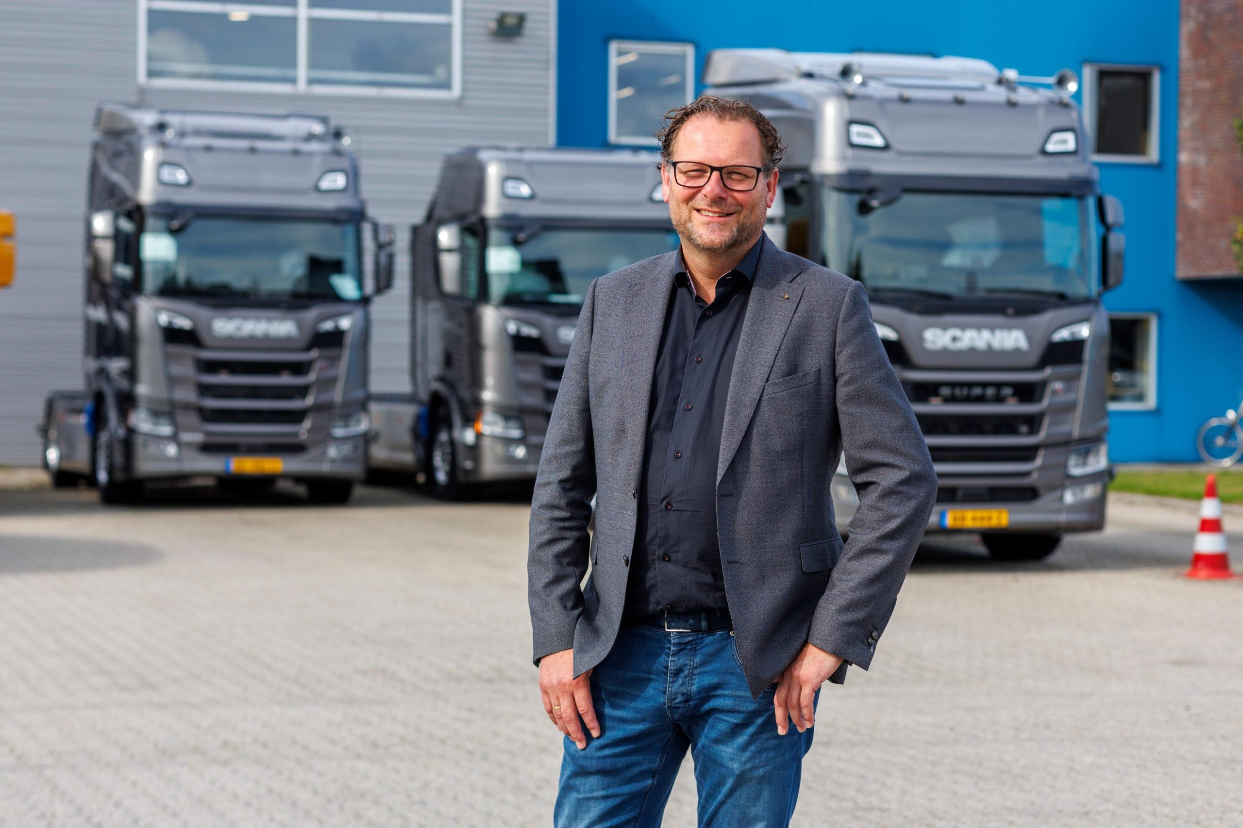 medewerker rinsma scania bij nieuwe scania trucks scaled
