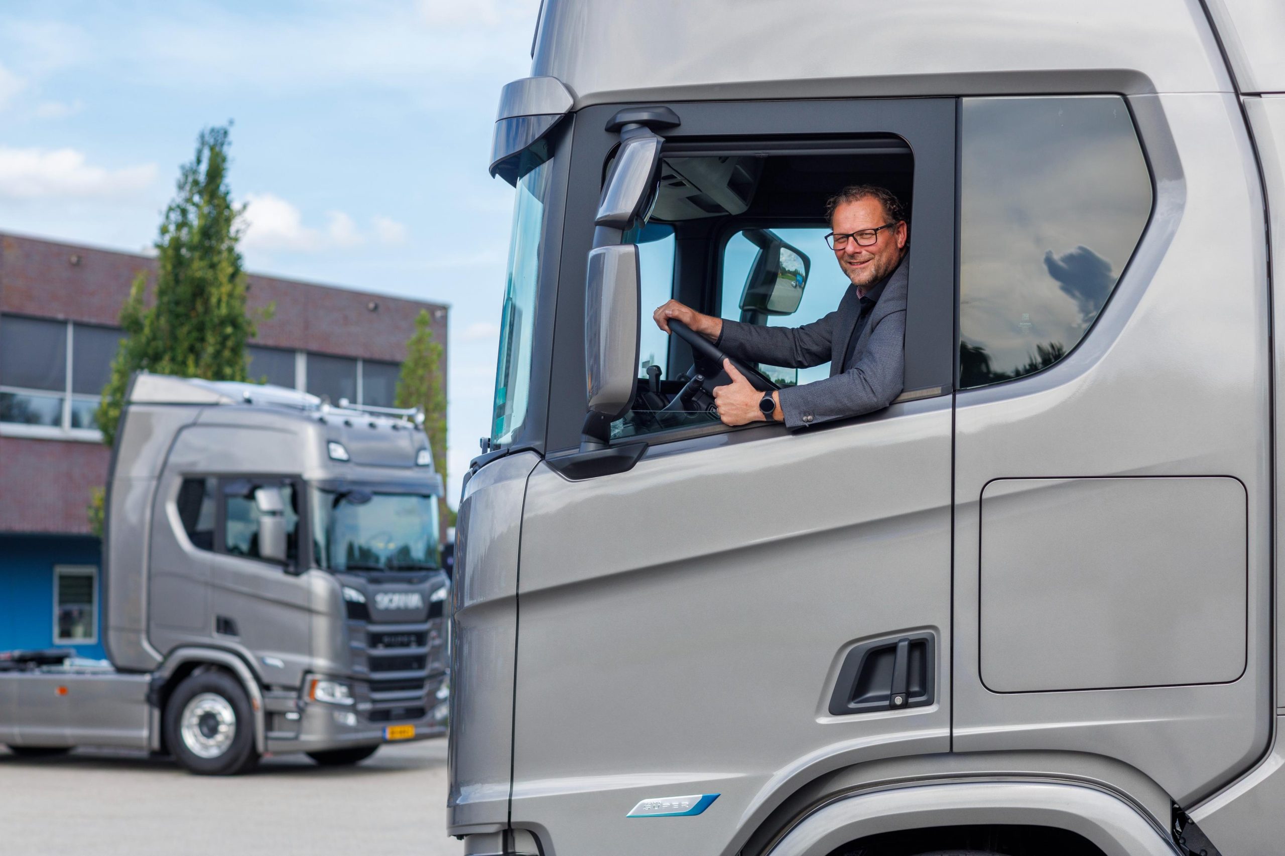 medewerker rinsma scania cabine duim omhoog scaled