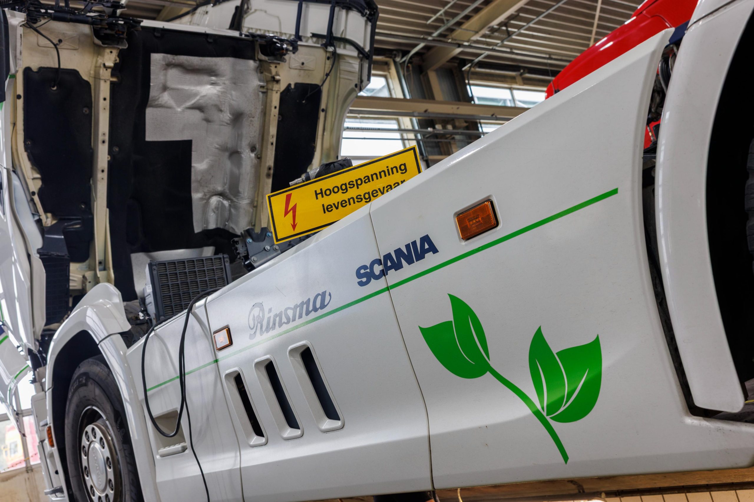 Elektrische vrachtwagen in werkplaats