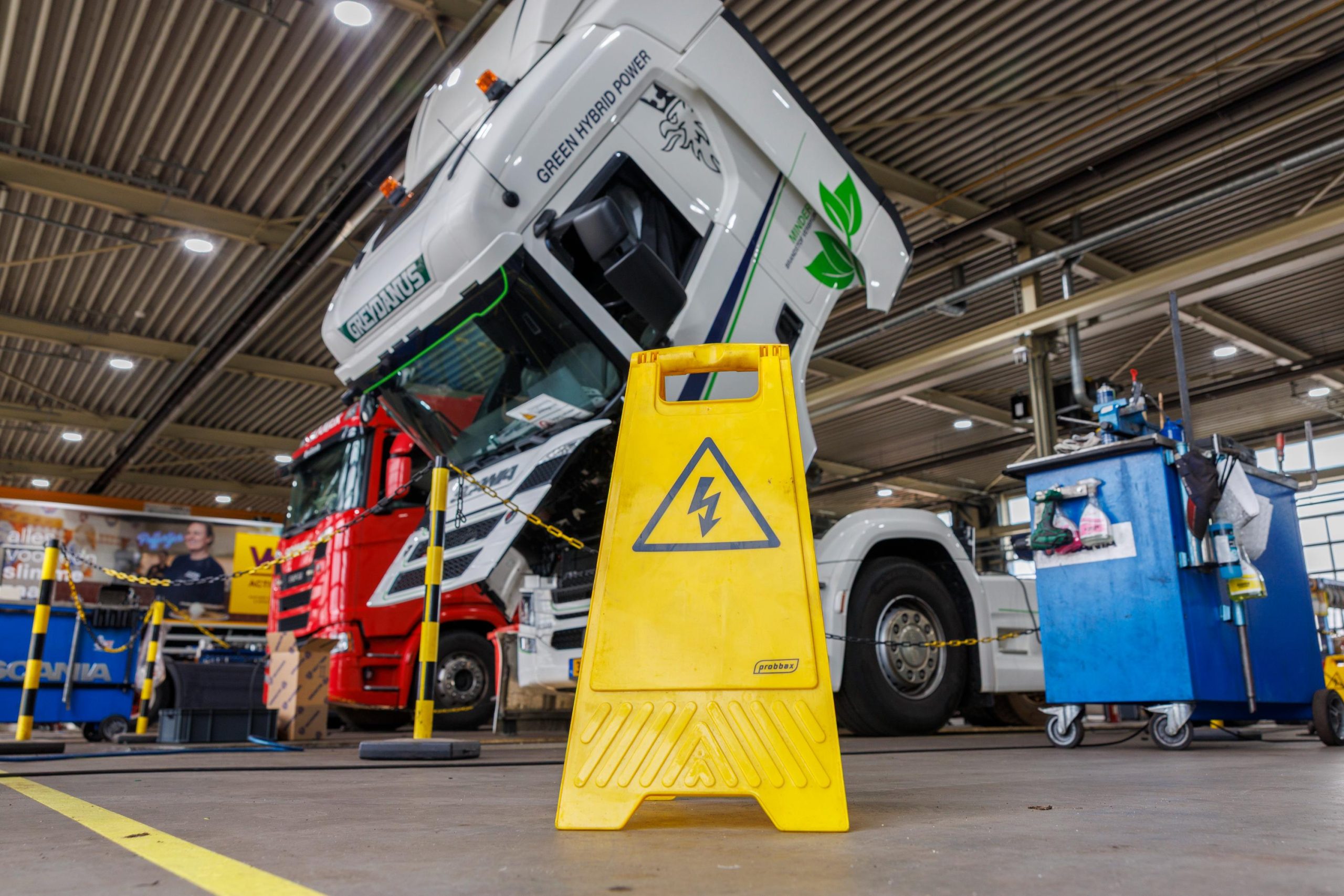 Elektrische vrachtwagen in werkplaats